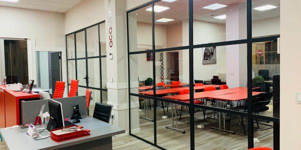 Fijo tipo cuarterones con cristal de seguridad y puerta abatible con lacado al horno​