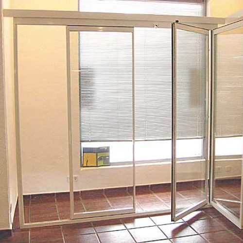Diferencia entre el sistema corredero y abatible en ventanas y puertas de aluminio