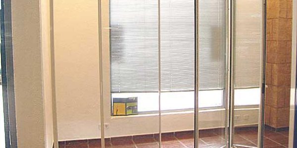 Diferencia entre el sistema corredero y abatible en ventanas y puertas de aluminio